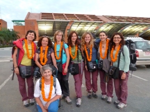 recibimiento en el aeropuerto de Kathmandu con flores