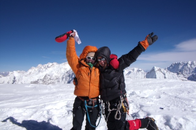 Esther Fresneda y Elena Parga en la cima del Amadablam